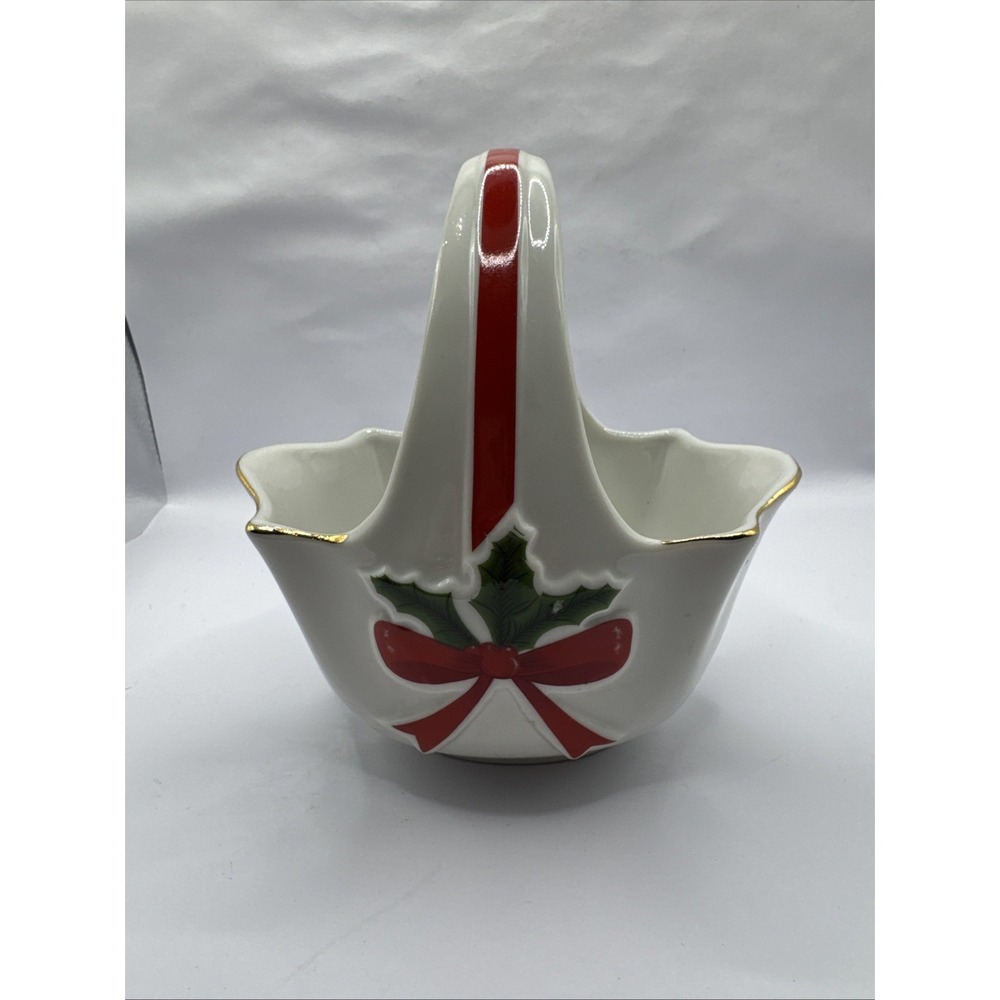Vintage Mount Clemens Pottery Holly Christmas Porcelain Basket 6"x 4" Candy Dish